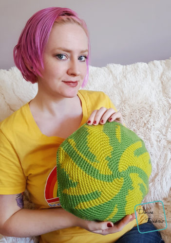 Watermelon Pillow free crochet pattern by Divinedebris.com Watermelon Pillow free crochet pattern by Divinedebris.com