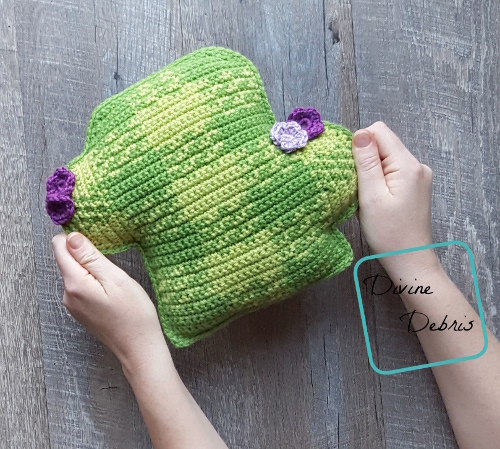 The Plaid Cactus free amigurumi crochet pattern by DivineDebris.com