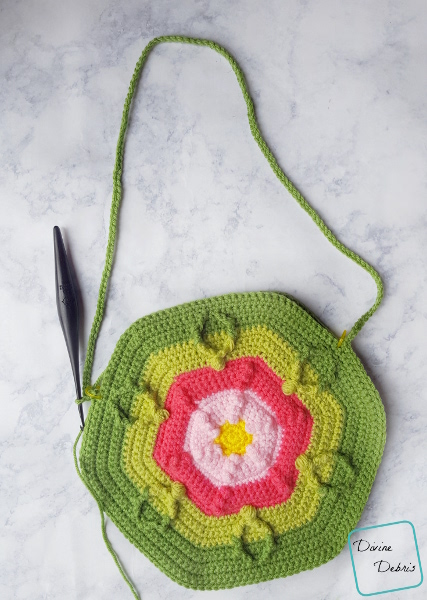 Make a fun flower inspired crochet bag with this bag from DivineDebris.com