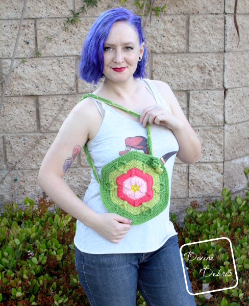 Make a fun flower inspired crochet bag with this bag from DivineDebris.com