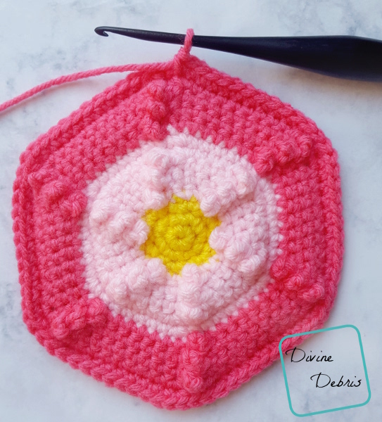 Make a fun flower inspired crochet bag with this bag from DivineDebris.com