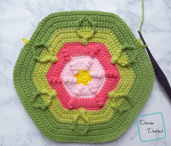 Make a fun flower inspired crochet bag with this bag from DivineDebris.com