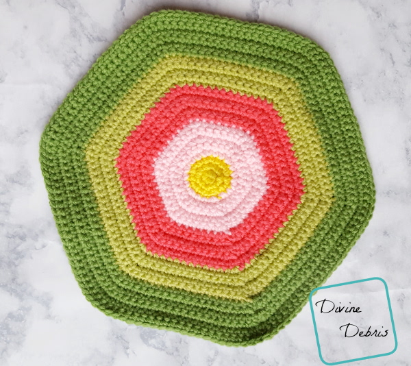 Make a fun flower inspired crochet bag with this bag from DivineDebris.com