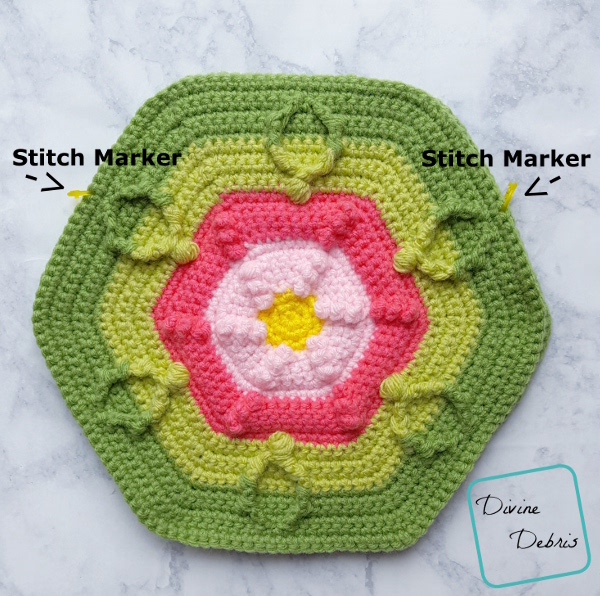 Make a fun flower inspired crochet bag with this bag from DivineDebris.com
