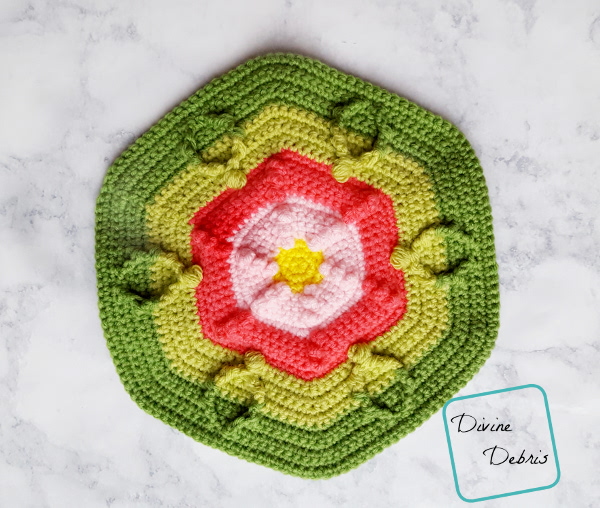 Make a fun flower inspired crochet bag with this bag from DivineDebris.com