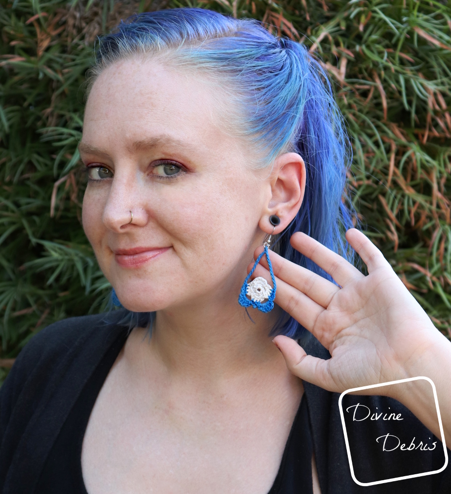 Learn to make the Abby Earrings from a free crochet pattern on Divinedebris.com