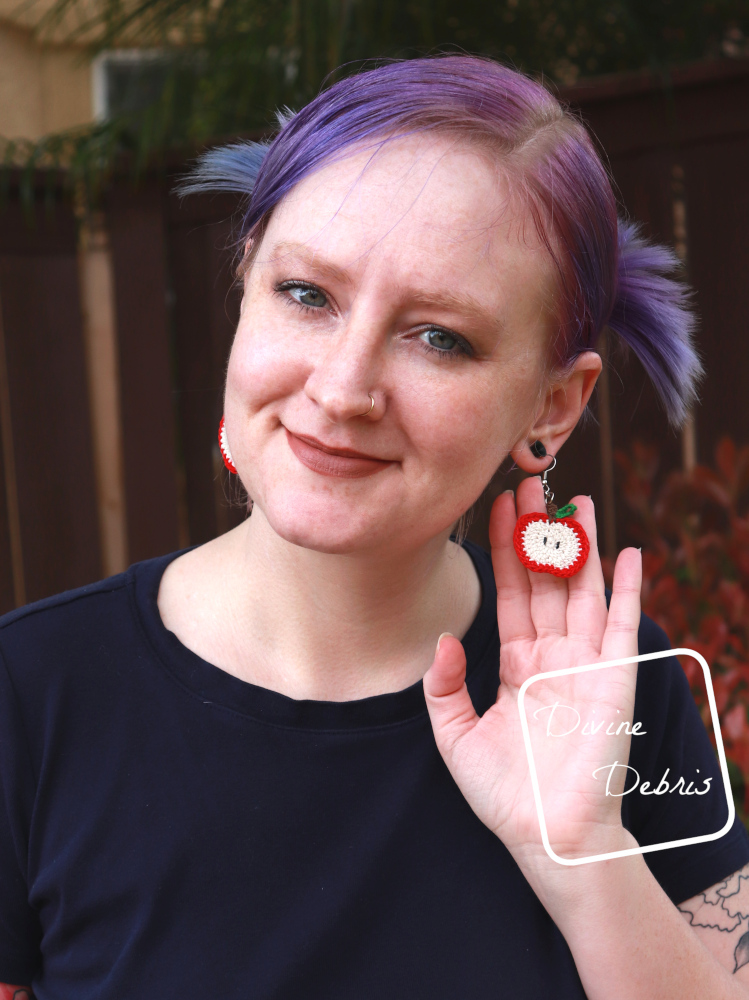 Apple Earrings free crochet pattern by DivineDebris.com