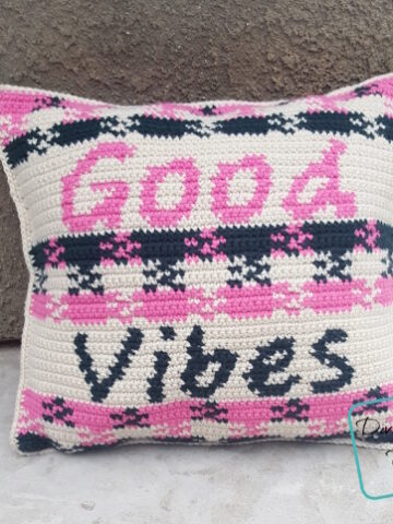Good Vibes Pillow free crochet pattern by DivineDebris.com #crochetpattern #freecrochetpattern #crochet #pillows #tapestry