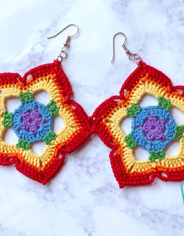 Learn how to make rainbow mini mandal crochet earrings from a free pattern by DivineDebris.com